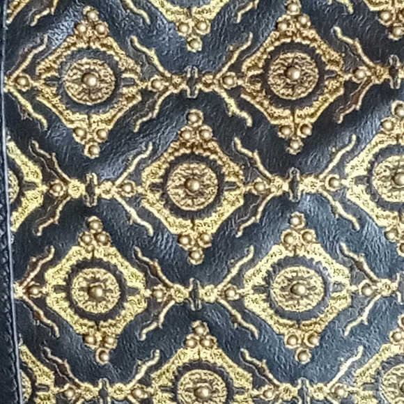 🔥 Reduced!Isabella Fiore Embroidered Leather Chain Strap Bag - Picture 4 of 8